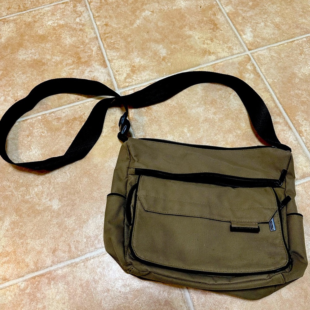 Awesome vintage United Colors of Benetton mini messenger bag